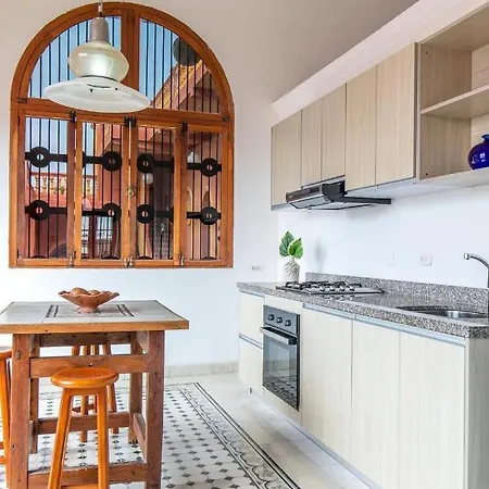 2cm-b1 De 2 Alcobas Con Balcon En Getsemani
